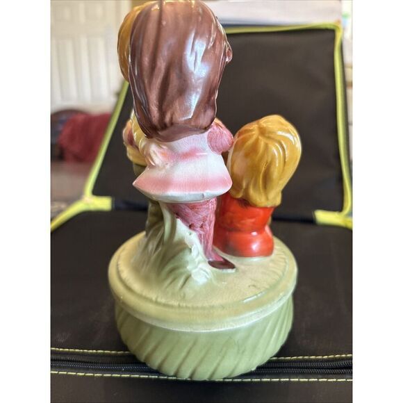 Vintage Ceramic Figurine 3 Children & a Guitar Wind-Up Music Box to Hava Nagila - Picture 5 of 7
